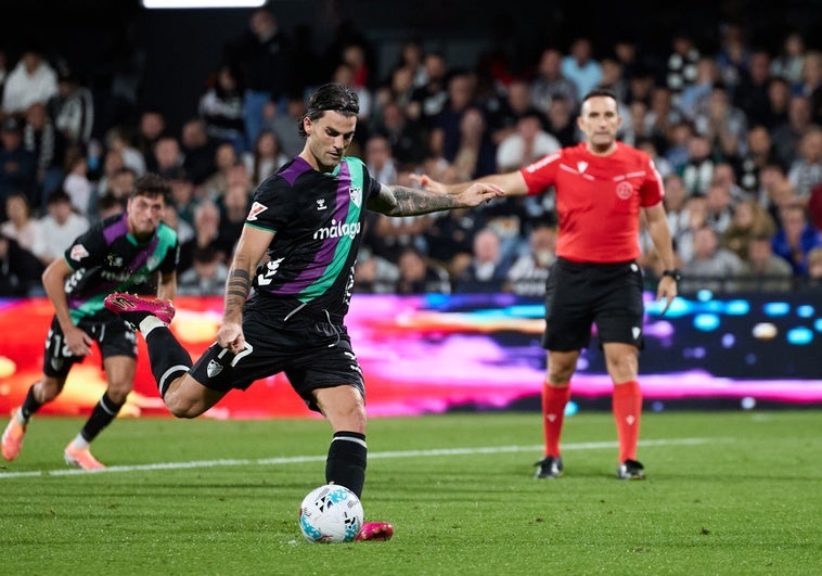 El audio del VAR en el Castellón-Málaga: «Mete la mano, voy a pitar penalti»